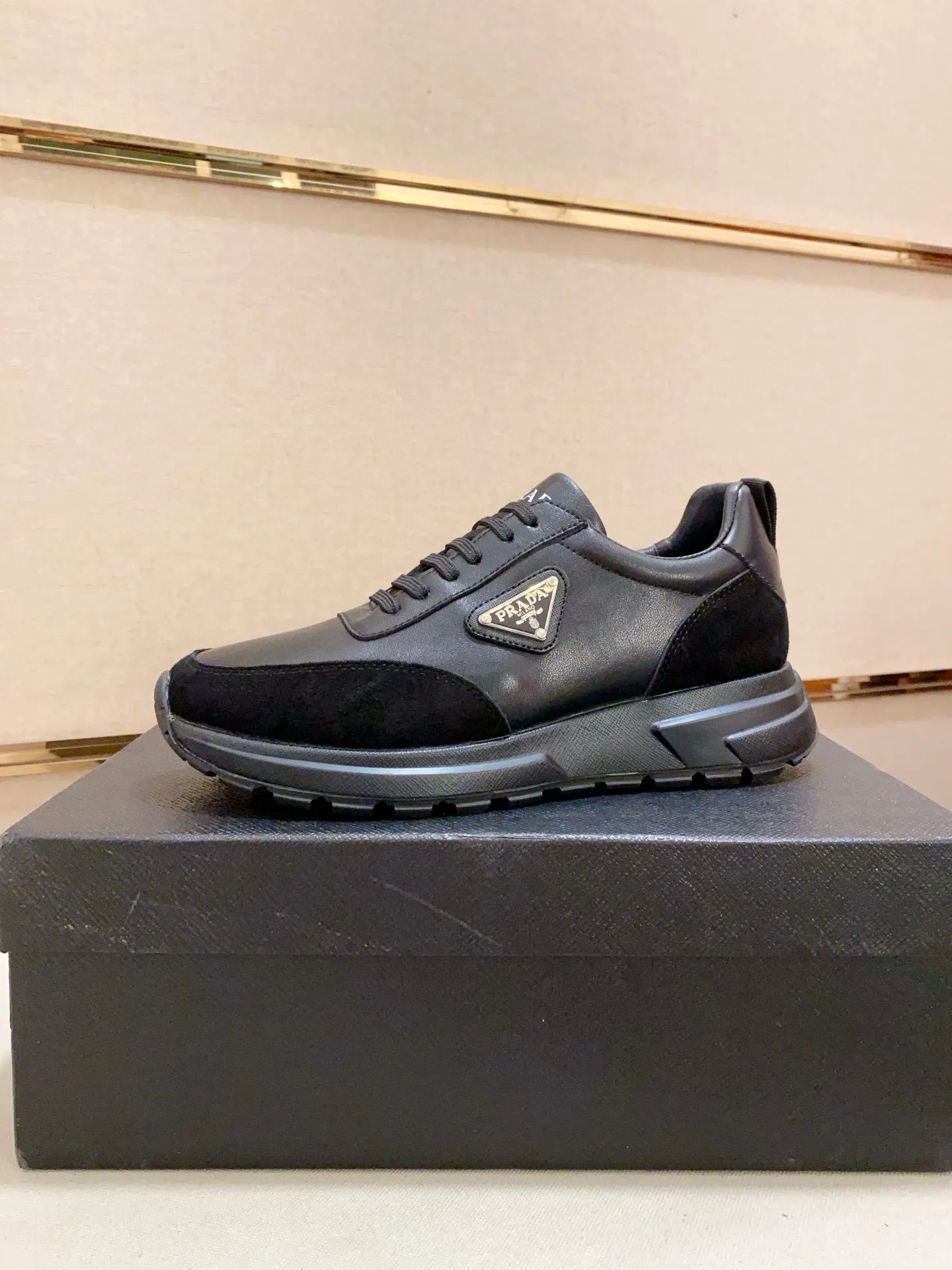 Men's shoes 💰: 500💰 [Prada～Prada] Trendy new styles are on the market. Same style as the official website. Counter quality. Original matching. [Strong] [Strong] Selected first-layer cowhide fabric. Comfortable and breathable sheepskin lining, fine workmanship, upper layer made of 100% pure cowhide, original last shape, comfortable on the feet, shoe sizes 38 to 44